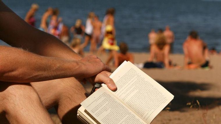 Expandiendo horizontes: los beneficios de leer en vacaciones