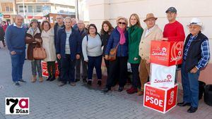 FOTOS El PSOE felicita el Año Nuevo regalando rosas en el Mercado