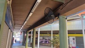 FOT. Instalan ventiladores en la Plaza de Abastos de Alhama