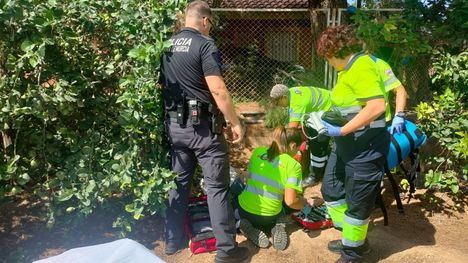 La Policía Local socorre a un hombre mayor herido tras una caída