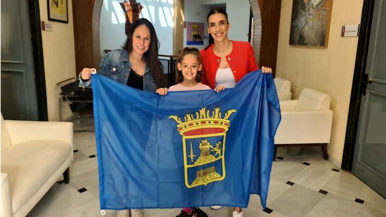 Entrega de una bandera de Alhama al equipo benjamín del Club Areté