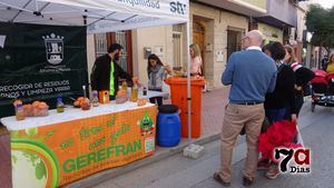 FOT. Los alhameños aprenden a reciclar aceite usado