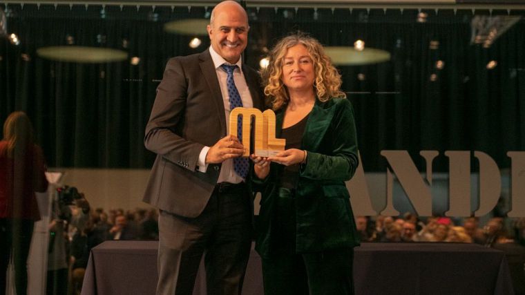 El director de Operaciones de El Pozo Alimentación, Juan Pedro Florido, recibe el premio PronosPorc de manos de la Vicepresidenta de Mercolleida y Regidora de Cultura y Promoción del Ayuntamiento de Lleida, Pilar Bosch.