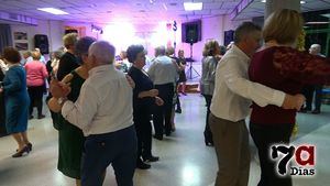 Los mayores celebran con baile la llegada del Nuevo Año