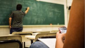 Prohibido usar el móvil en las aulas desde el próximo lunes