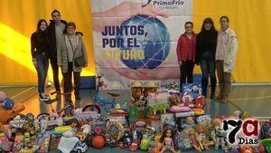 Fútbol Sala Primafrio y Atenea entregan a Cáritas sus juguetes solidarios