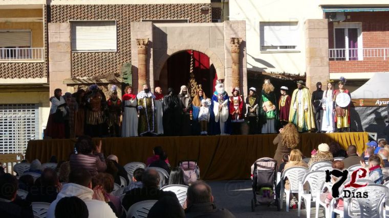 VÍD. Librilla celebra su Auto de Reyes con roscón
