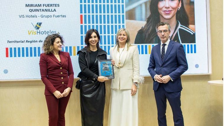 Miriam Fuertes, directora ejecutiva de Profusa, recoge el Premio CaixaBank Hotels&Tourism