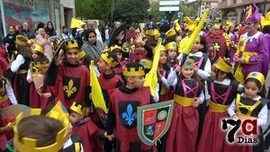 Multitudinario desfile de damas y caballeros del Príncipe de España
