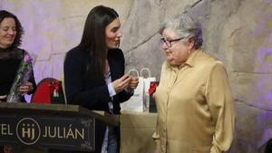 La alcaldesa expresa su admiración por mujeres como Cristina López