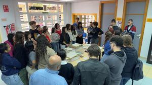 Alumnos del IES Valle de Leiva visitan el archivo municipal