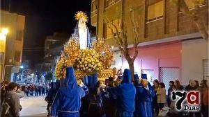 El Paso Azul procesiona entre la devoción de los adultos y la algarabía de los más pequeños