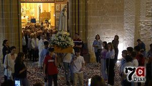 Alhama despide con una lluvia de pétalos a la Virgen de Fátima