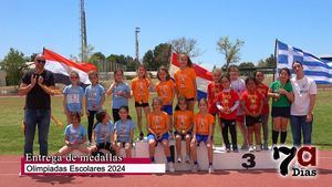 Entrega de medallas a los ganadores de las Olimpiadas Escolares