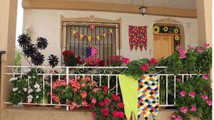 Los balcones, ventanas y calles con la mejor decoración de Mayos