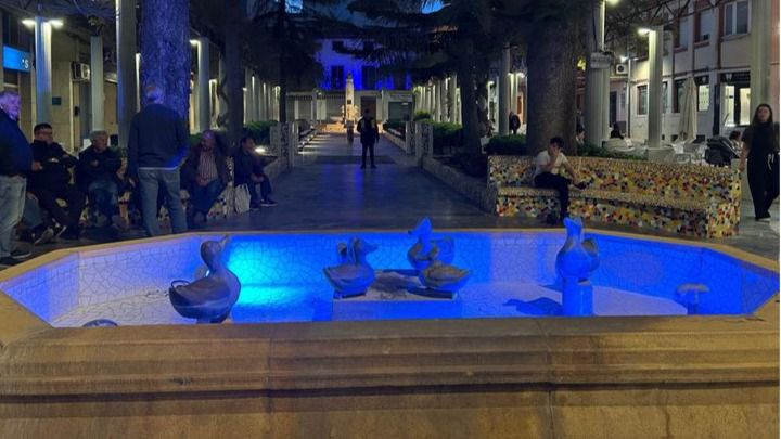 La Fuente de los Patos se viste de azul por el Día de la Fibromialgia