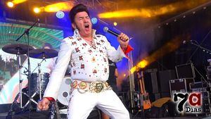 Marcos Elvis anima con canciones y humor el domingo de las Custom