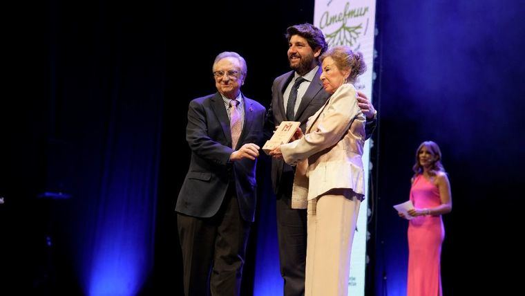 Los hermanos Fuertes, Tomás y Juana, recogen el premio de AMEFMUR de manos del presidente de la Región de Murcia, López Miras.