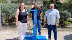 La Concejalía instala en El Berro una estación reparadora de bicis
