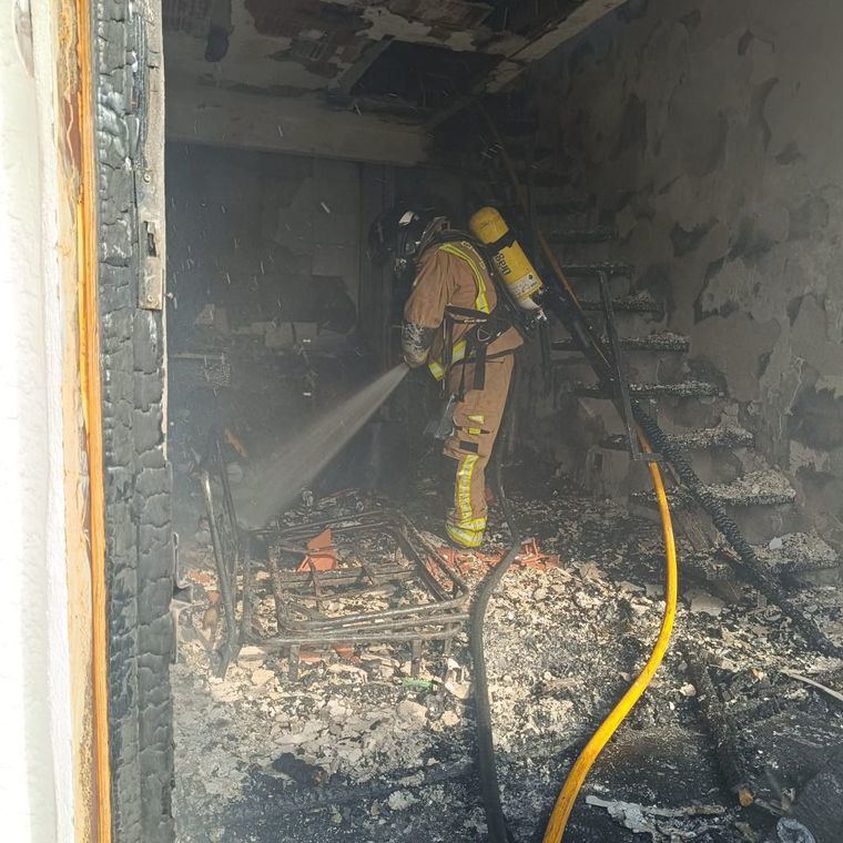 Bomberos extinguen un incendio en una casa del Puerto de Mazarrón
