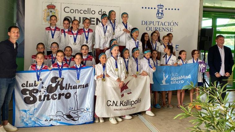 Las nadadoras del Club SincroAlhama, en el podio en Ourense de los combinados alevines