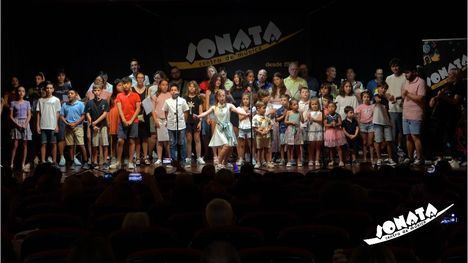 Fiesta musical de los alumnos de Sonata sobre el escenario