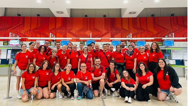 Los componentes del Grupo Folklórico Villa de Alhama, en el Aeropuerto de Barajas