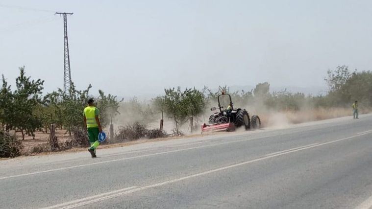 Trabajos de seguridad vial y mantenimiento en la carretera N-340