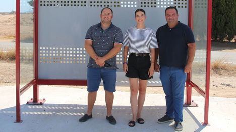 Las Cañadas inaugura la parada de autobús demandada hace años