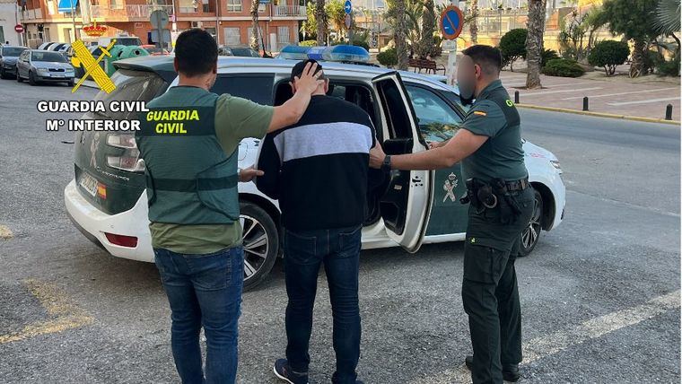 La Guardia Civil detiene en Puerto de Mazarrón a dos tironeros