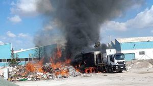 Arde un camión en Mazarrón con cartones para reciclar