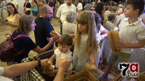 Tradicional reparto de pan en Gebas con jamón de ElPozo