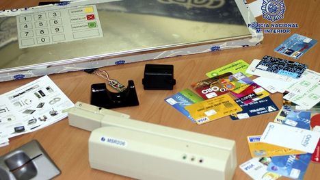 La Policía advierte de dos tipos de estafas en cajeros automáticos