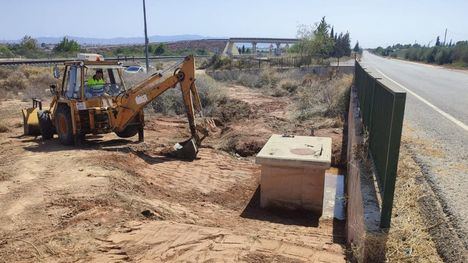 Limpieza de cunetas de la carretera a Totana para las aguas pluviales