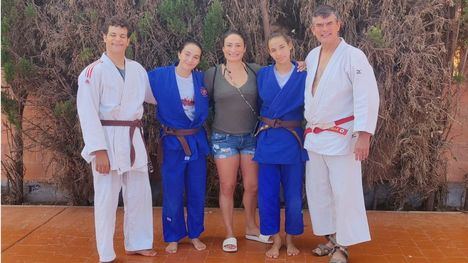 Judokas alhameños con Sara Álvarez