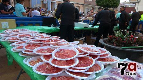 El Barrio abre sus fiestas con el corte de jamón solidario