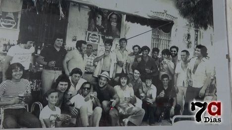 Decenas de vecinos del Barrio miran las Fiestas desde fotos antiguas