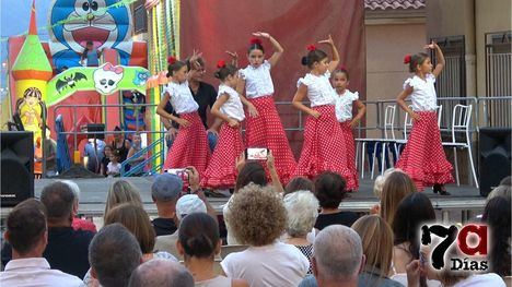 Las alumnas de Juan Ogalla llevan al Barrio su arte flamenco