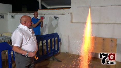 Diego Mula recibe de la alcaldesa el pañuelo de vecino del año