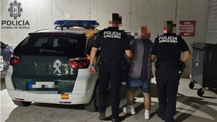 Detenido conduciendo sin carnet, borracho y buscado por un juez