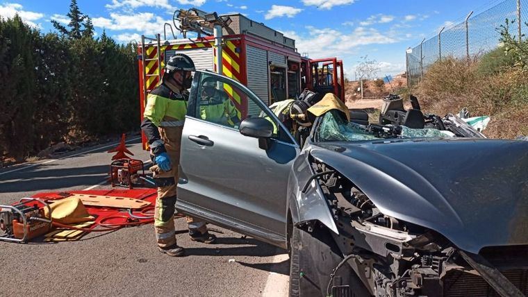 Un muerto al colisionar un camión y un turismo en Fuente Álamo