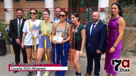 Las mujeres hacen historia en la cucaña de la Feria de Alhama