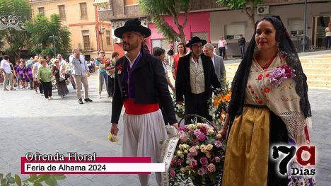 La Virgen del Rosario llena de fieles y flores la iglesia de San Lázaro