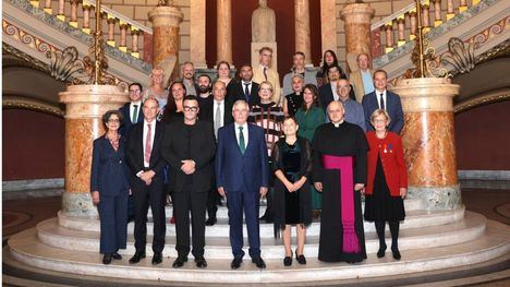 os galardonados con los premios Europa Nostra 2024, entre ellos el equipo técnico del proyecto de restauración de Los Pozos de la Nieve, en las escalinatas del Romanian Atheneum de Bucarest, en Rumanía