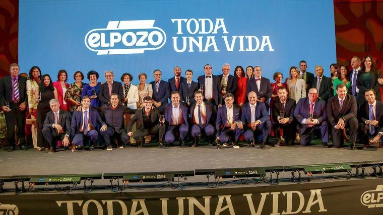 magen de los premiados por El Pozo Alimentación durante la Gala de Premios ‘Toda una Vida’ y miembros de la familia Fuertes