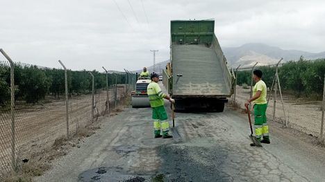 Trabajos de mejora y reparación de baches del camino Revilla