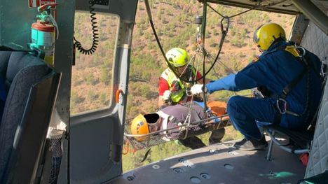 Un helicóptero rescata a un trabajador forestal en Sierra Espuña