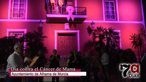 El Ayuntamiento luce un lazo en su balcón por el cáncer de mama y se ilumina en rosa