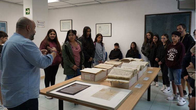 Alumnos de 2º de ESO del IES M. Hernández visitan el Archivo Municipal