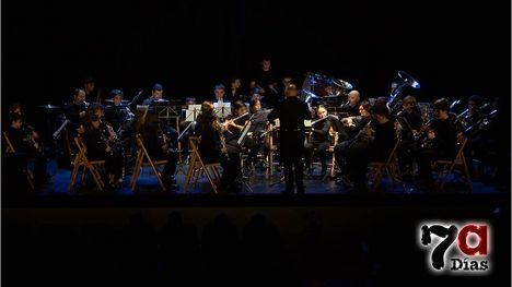 Finalizan las audiciones de la Escuela de Música con toda la Banda en el escenario del Velasco